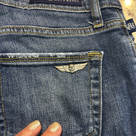 💋Rock & Republic Women’s Hula mid rise frayed medium wash jean shorts Size 4 - Picture 5 of 9